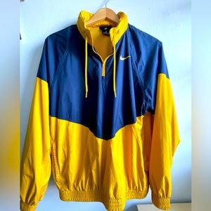 Nike pull over windbreaker.